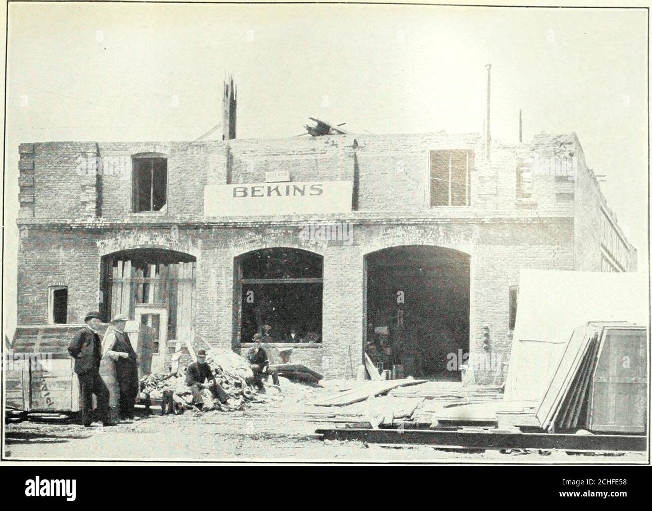 . Bollettino della indagine geologica degli Stati Uniti--il terremoto e fuoco di San Francisco del 18 aprile 1906 ed i loro effetti sulle strutture e sui materiali strutturali. ■ o a: o o  i z u. &lt;  ) - -i o o z o ;=; is o °S° * LLL o U. S. GEOLOGICAL SURVEN BULLETIN NO. 324 PL. XX. A. TERREMOTI ENDURANCE DI EDIFICIO IN CEMENTO ARMATO, MAGAZZINO BEKINS VAN ANDSTORAGE COMPANYS, SAN FRANCISCO, IN COSTRUZIONE. L'unico edificio di puro cemento armato della città. Le pareti in mattoni che compongono il guscio del ■ n- viujf uwiiiumg wi f;uic ICCMIUH/CU-^UII^ICIC l)(JC 111 UIC ^liy. I Lie l M 11- Foto Stock