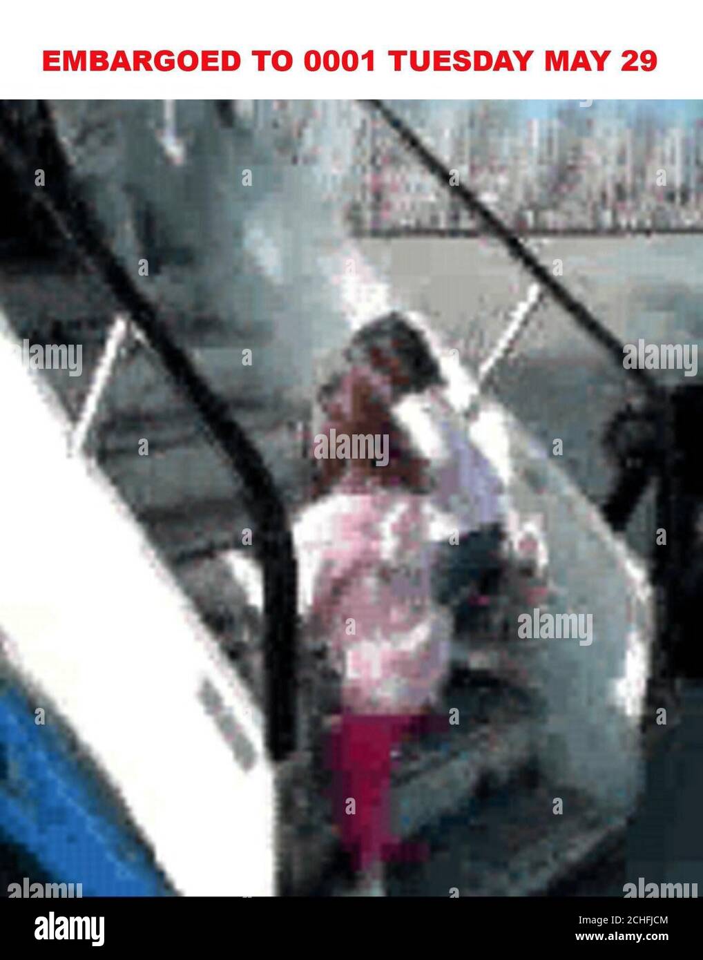Ancora preso dal telefono cellulare riprese di Madeleine McCann (pantaloni rosa) con un'altra bambina a bordo di un aereo presso l'aeroporto East Midlands. Foto Stock