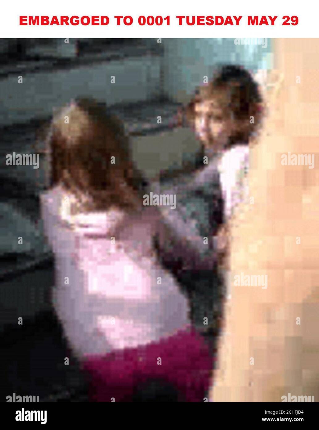 Ancora preso dal telefono cellulare riprese di Madeleine McCann (pantaloni rosa) con un'altra bambina a bordo di un aereo presso l'aeroporto East Midlands. Foto Stock