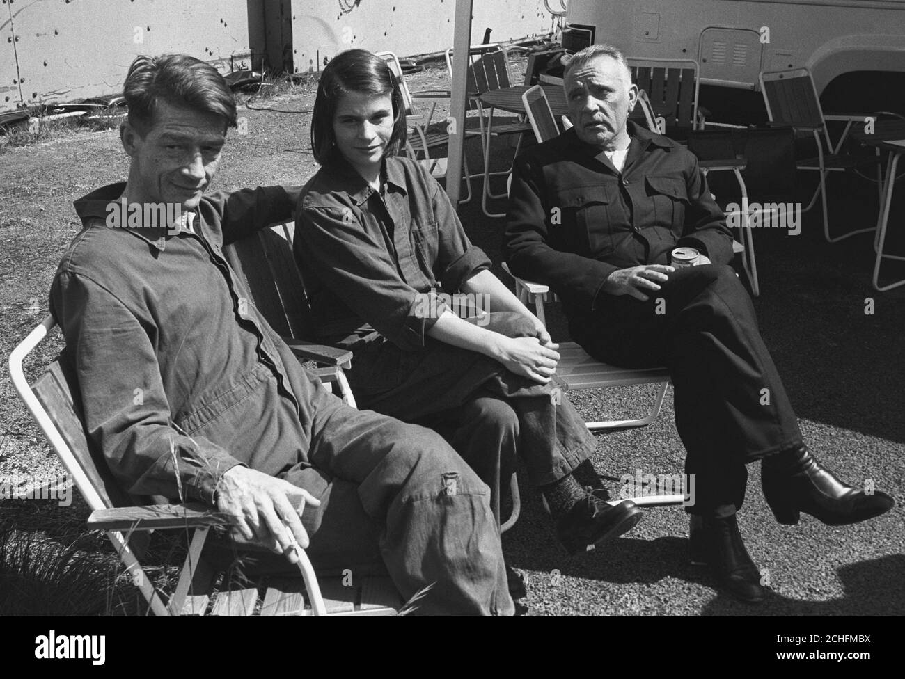 L'attore semi-pensionato Richard Burton (r), 56 anni, con le co-star John Hurt (l) e Suzanna Hamilton (c) sul set per le riprese del classico George Orwell '1984' al RAF Hullavington. Foto Stock