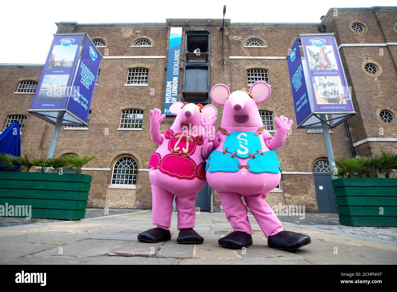 USO EDITORIALE SOLO minuscoli e piccoli, i personaggi della serie televisiva di stop-motion della BBC The Clangers, visitare il Museum of London Docklands in vista della loro apparizione alla rave annuale di famiglia del museo, sabato 23 novembre. Foto PA. Data di emissione: Mercoledì 30 ottobre 2019. Quest'anno la rave per famiglie eco-friendly, gestita dal Big Fish Little Fish, celebrerà i cinquanta anni dei Clangers e vedrà il museo trasformato con confetti, palloncini e bollicine con i classici rave del famoso DJ Barry Ashworth. Il credito fotografico dovrebbe essere: David Parry/PA Wire Foto Stock