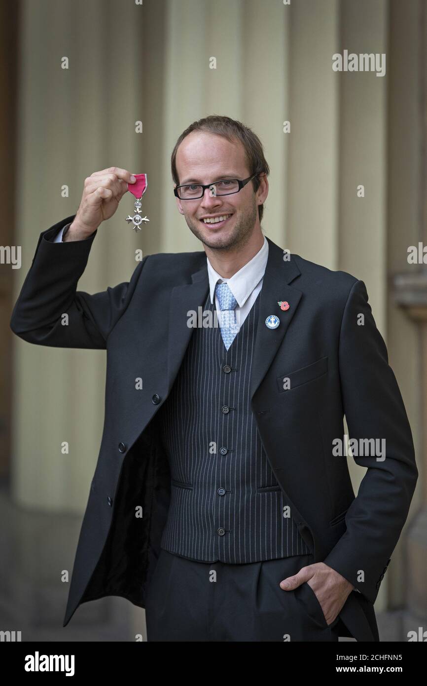 Joshua Bratchley con il suo MBE dopo una cerimonia di investitura a Buckingham Palace, Londra. Foto PA. Data immagine: Giovedì 31 ottobre 2019. Vedere la storia di PA INVESTITURA REALE. Il credito fotografico dovrebbe essere: Victoria Jones/PA Wire Foto Stock