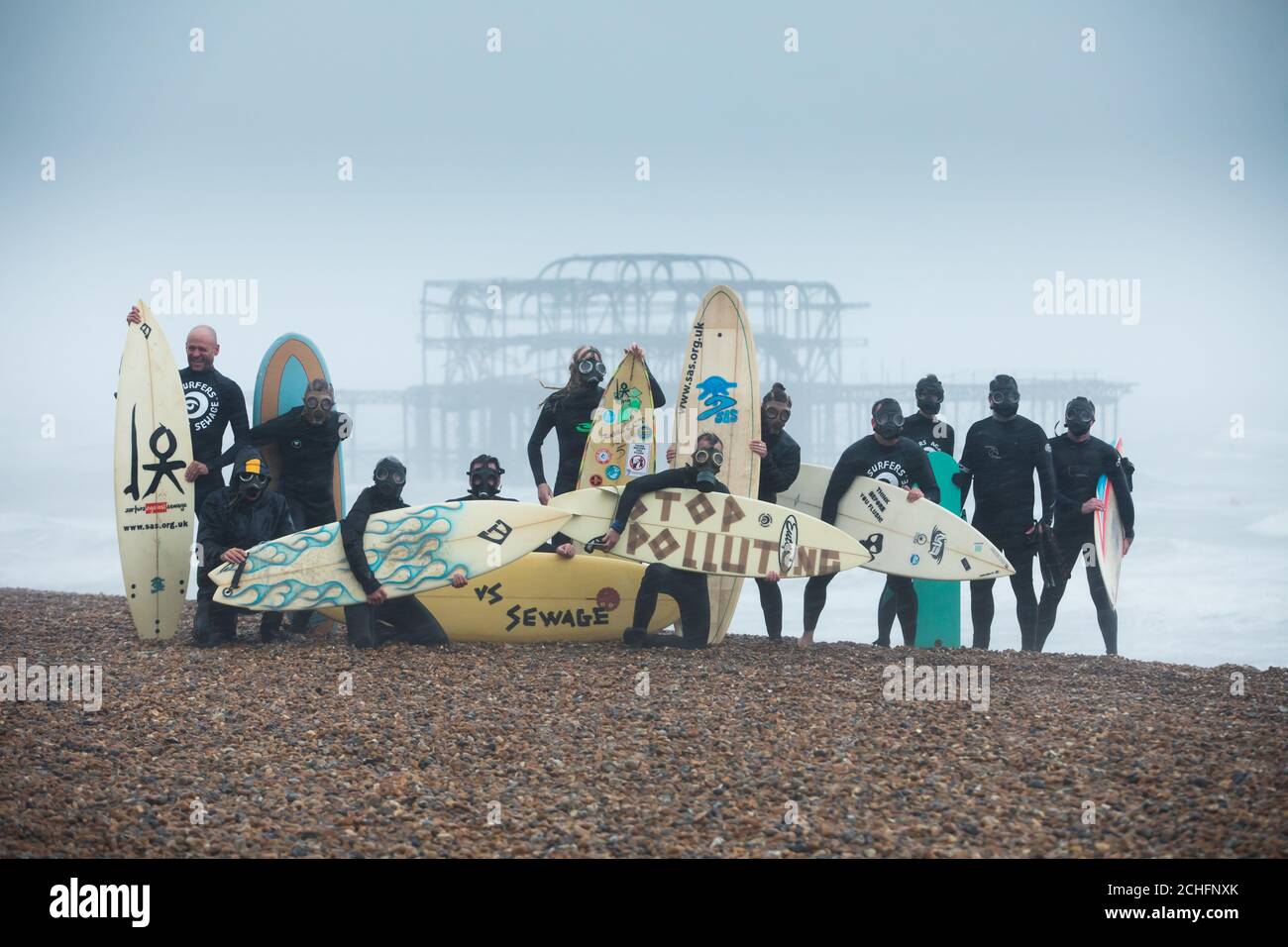 I sostenitori di Surfers contro Sewater paddle da Brighton Beach per lanciare il loro rapporto sulla qualità dell'acqua. Foto PA. Data immagine: Sabato 2 novembre 2019. L'azione mira a evidenziare la continua questione dello scarico delle acque reflue nelle acque costiere e interne da parte delle società britanniche, che ha un enorme impatto sia sull'ambiente naturale che sulla salute umana. SAS chiede una riduzione complessiva del 75% dello scarico delle acque reflue nelle acque del Regno Unito e la completa cessazione degli scarichi che influiscono sulle vie navigabili importanti per la ricreazione e il benessere. Il credito fotografico dovrebbe essere: Ciaran McCrickard/PA W Foto Stock