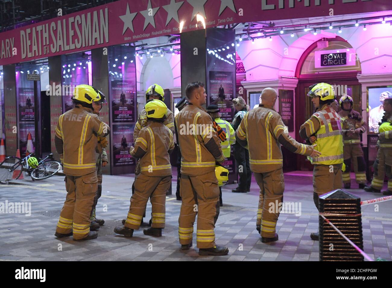 Vigili del fuoco fuori del Piccadilly Theatre, Londra, dopo che è stato evacuato quando una parte del suo soffitto si è schiantato giù nell'auditorium durante un'esecuzione della morte di un Salesman. Foto Stock