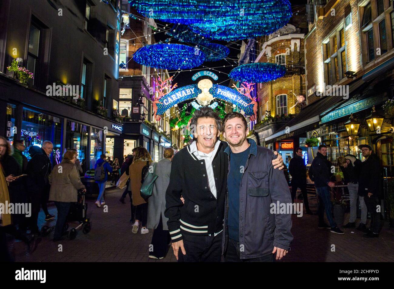 Ronnie Wood e suo figlio Tyrone all'accensione della nuova installazione sostenibile di luci natalizie a tema oceanico a Carnaby London, creata in collaborazione con l'associazione benefica per la conservazione degli oceani Project Zero. Foto Stock