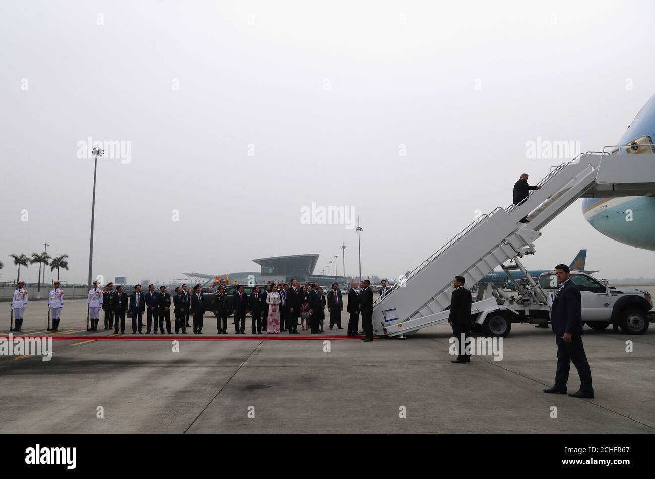 Il presidente degli Stati Uniti Donald Trump fa parte dell'Air Force uno dopo il suo vertice con il leader nordcoreano Kim Jong un, all'aeroporto internazionale noi Bai di Hanoi, Vietnam, il 28 febbraio 2019. REUTERS/Leah Millis Foto Stock