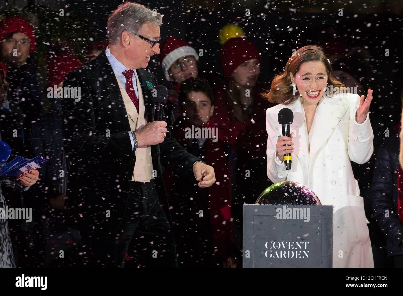 Emilia Clarke e Paul Feig, dal nuovo film ???Last Christmas???, accendete le luci natalizie di Covent Garden a Londra. Foto Stock