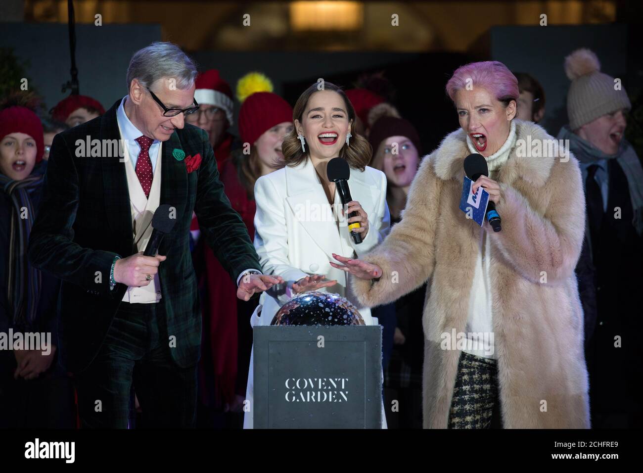 (Da sinistra a destra) Paul Feig, Emilia Clarke e Dame Emma Thompson, dal nuovo film ???Last Christmas???, accendete le luci di Natale di Covent Garden a Londra. Foto Stock