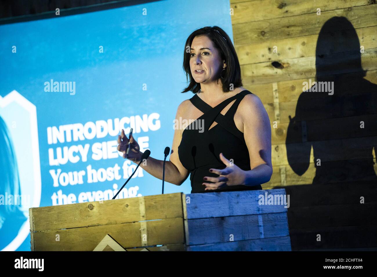 Lucy Seigle presenta la prima cerimonia di Plastic Free Awards al mondo, ospitata dalla beneficenza marina Surfers Against Sewage e dalla Iceland Foods Charitable Foundation al Museo e Galleria d'Arte di Bristol. Foto PA. Data di emissione: Venerdì 22 novembre 2019. La cerimonia di premiazione ambientale celebra l'innovazione e l'attivismo nella lotta alle materie plastiche monouso evitabili, con un totale di dodici premi assegnati per categorie tra cui "Best Plastic Campaign", "Plastic-Free Hero" e "Youth Plastic Pioneer". Il credito fotografico dovrebbe essere: Adam Gasson/PA filo Foto Stock