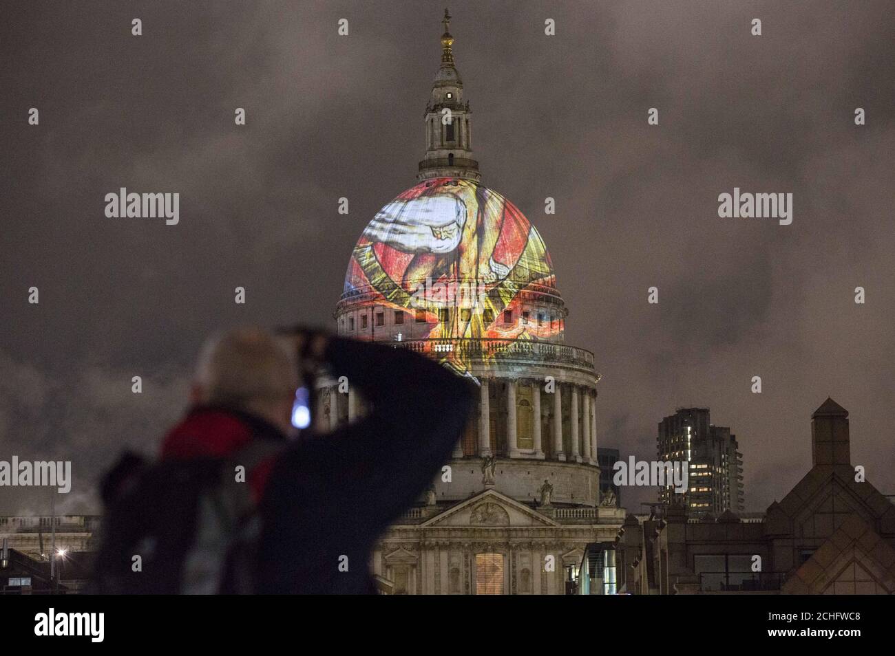 Imbarcato al 0001 giovedì 28 novembre l'ultimo capolavoro di William Blake "l'Antica dei giorni" è proiettato sulla cupola della Cattedrale di San Paolo per celebrare il compleanno dell'artista e del poeta. Foto PA. Data immagine: Mercoledì 27 novembre 2019. Tate Britain ha collaborato con St Paul's per realizzare l'ambizione dell'artista di vedere la sua opera su scala monumentale. Guarda LA storia di PA ARTS Blake. Il credito fotografico dovrebbe essere: Rick Findler/PA Wire Foto Stock