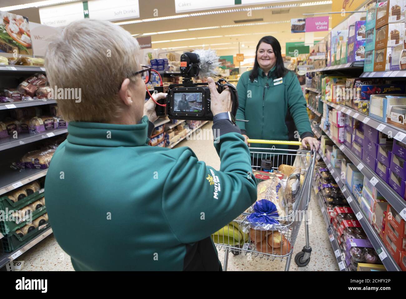 USO EDITORIALE SOLO i colleghi (da sinistra a destra) Lesley Shaw e BEV Kelly, entrambi campioni della comunità per i Morrisons a Wakefield, fanno un film di Natale supermercato per indagare dove ogni giorno i prodotti invenduti vanno una volta che il suo donato in beneficenza. Foto PA. Data di emissione: Martedì 10 dicembre 2019. Il film, che è stato scritto e diretto da Lesley e BEV, insieme al collega Pam Abbot, segue una mince pie Morrisons nel suo viaggio da un negozio di Wakefield alla Street Kitchen della città - dove sono dati ai senzatetto e a quelli in bisogno. Il credito fotografico dovrebbe essere: Danny Lawson/PA Wire Foto Stock