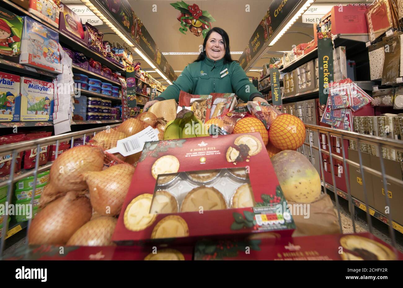 BEV Kelly, che è un campione della Comunità per i Morrisons in Wakefield, fa un film di Natale del supermercato per indagare dove i prodotti non venduti giornalieri vanno una volta che il relativo donato alla carità. Foto PA. Data di emissione: Martedì 10 dicembre 2019. Il film, che è stato scritto e diretto da Lesley e BEV, insieme al collega Pam Abbot, segue una mince pie Morrisons nel suo viaggio da un negozio di Wakefield alla Street Kitchen della città - dove sono dati ai senzatetto e a quelli in bisogno. Il credito fotografico dovrebbe essere: Danny Lawson/PA Wire Foto Stock