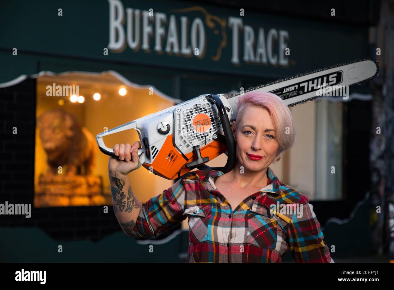 Griffon Ramsey, artista americano di motoseghe, presenta una scultura in legno rosso di 2 metri, creata durante una dimostrazione dal vivo per celebrare il lancio della sua mostra, sponsorizzata dal brand bourbon whiskey Buffalo Trace presso la galleria StolenSpace di Shoreditch, Londra. Foto Stock