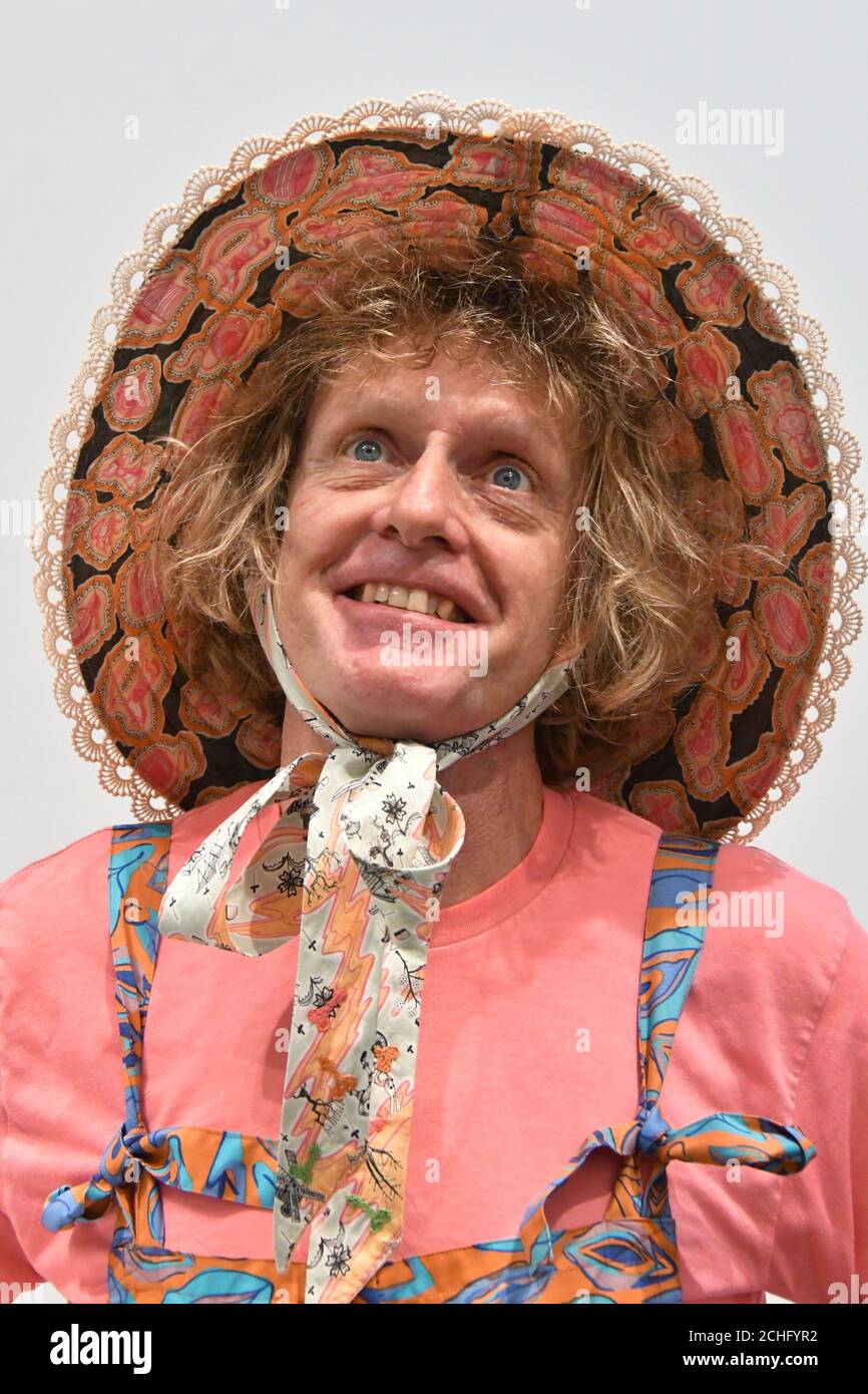 Londra, UK - 14 settembre 2020 Grayson Perry, alla presentazione della sua nuova mostra The MOST Specialest Relationship, presso la Victoria Miro Gallery, una mostra di nuove opere di Grayson Perry, tra cui ceramiche, arazzi e stampe su larga scala, Il tutto ispirato al suo prossimo documentario in tre parti Grayson PerryÕs Big American RoadTrip, che sarà trasmesso sul canale 4 più avanti questo mese. Credit: Nils Jorgensen/Alamy Live News Foto Stock