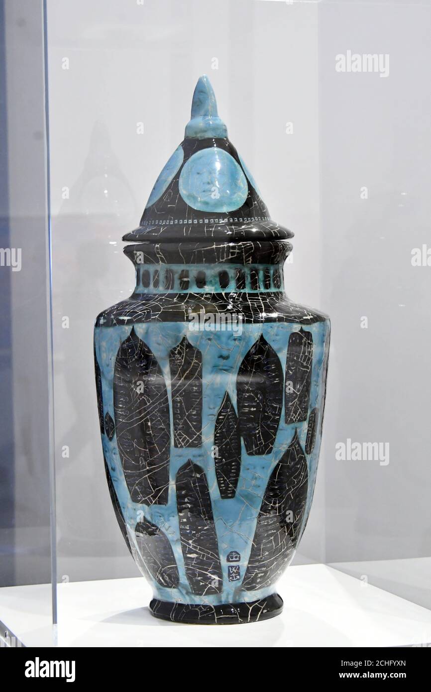 Londra, UK - 14 settembre 2020 Grayson Perry, Warhead, 2020, alla presentazione della sua nuova mostra The MOST Specialest Relationship, presso la Victoria Miro Gallery, una mostra di nuove opere di Grayson Perry, tra cui ceramiche, arazzi e stampe su larga scala, Il tutto ispirato al suo prossimo documentario in tre parti Grayson Perry’s Big American RoadTrip, che sarà trasmesso sul canale 4 alla fine di questo mese. Credit: Nils Jorgensen/Alamy Live News Foto Stock