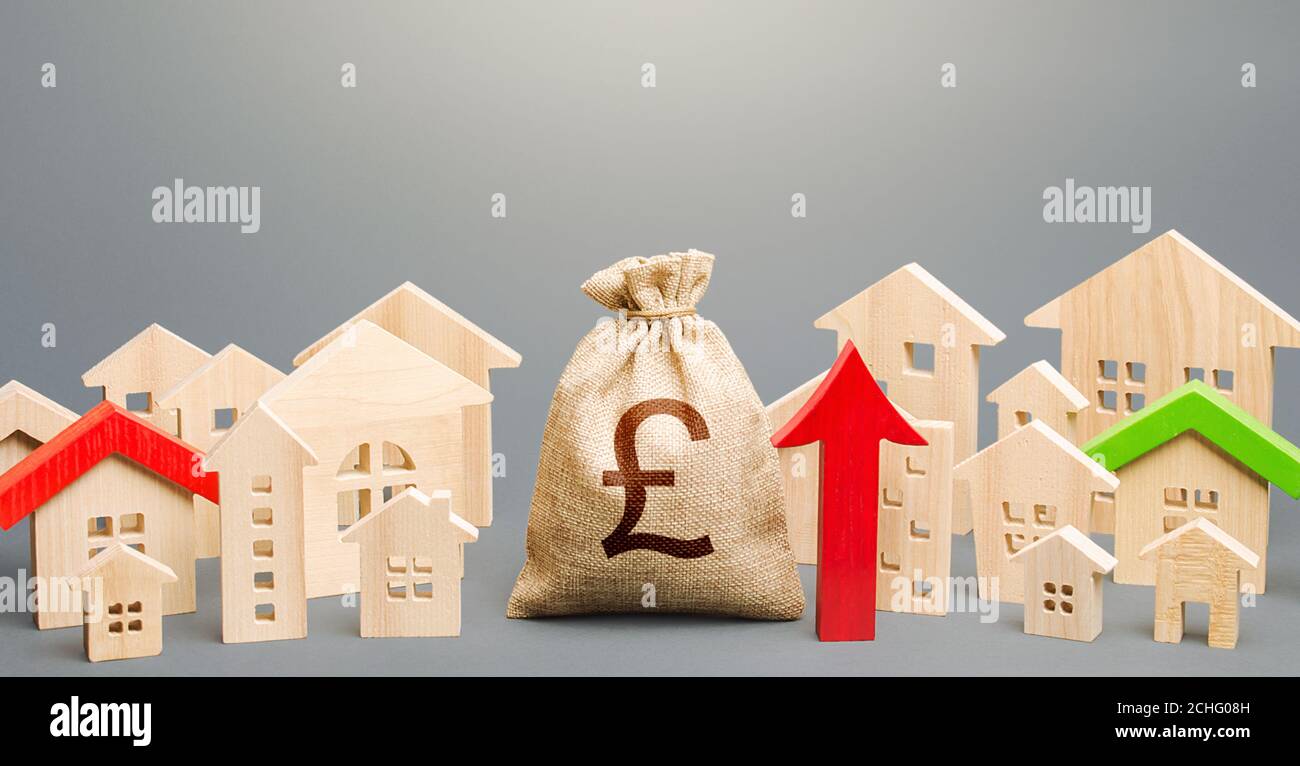 Borsa di denaro inglese sterlina e una città di figure di casa e freccia rossa su. Investimenti. Aumento delle entrate al bilancio comunale. Crescita degli affitti. Reg Foto Stock