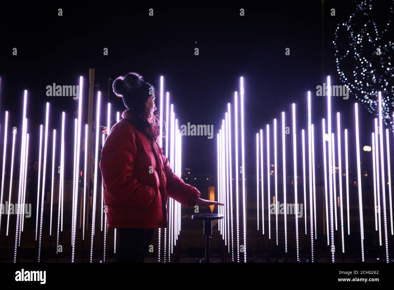 Francesca Clemens interagisce con un'installazione chiamata strato dallo Studio Chelavert all'annuale Canary Wharf Winter Lights Festival 2020, nella zona est di Londra. Foto Stock