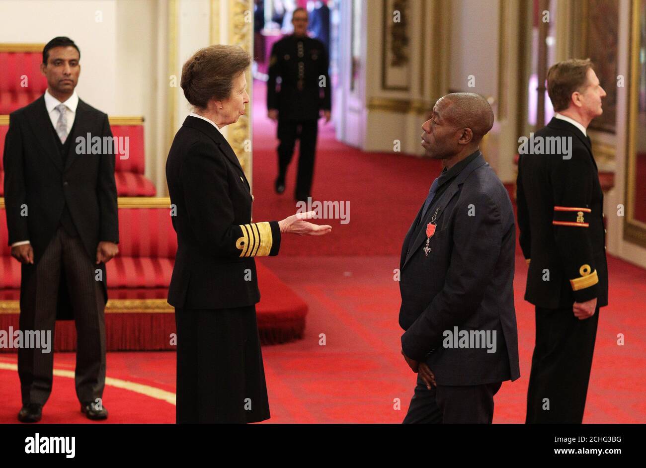 Andrew Roachford è un membro dell'Ordine dell'Impero britannico (MBE) della Principessa reale di Buckingham Palace. Foto Stock