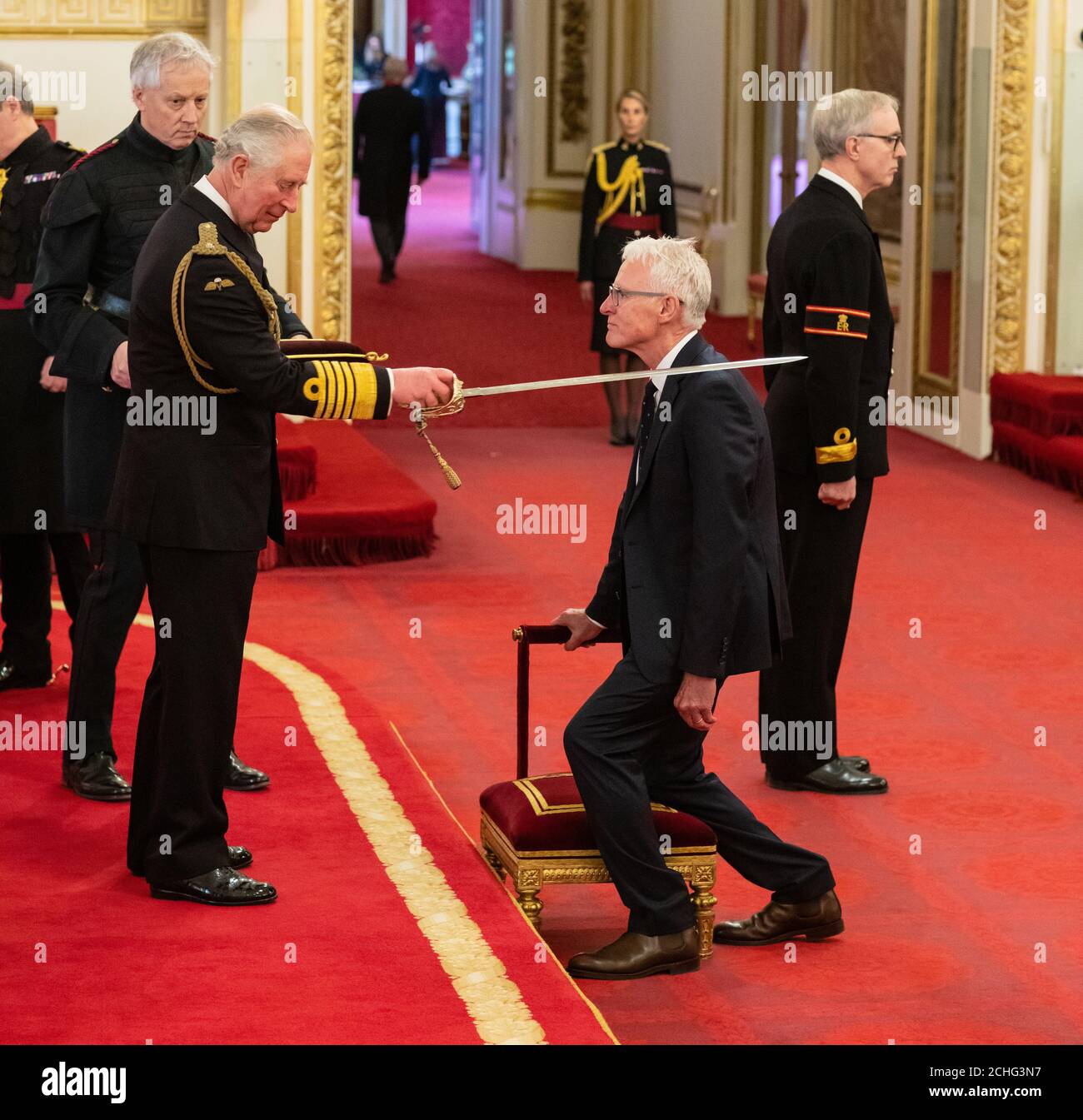 Il giusto onorevole Sir Norman Lamb viene insignito di un Knight Bachelor dell'Impero britannico dal Principe di Galles durante una cerimonia di investitura a Buckingham Palace, Londra. Foto Stock
