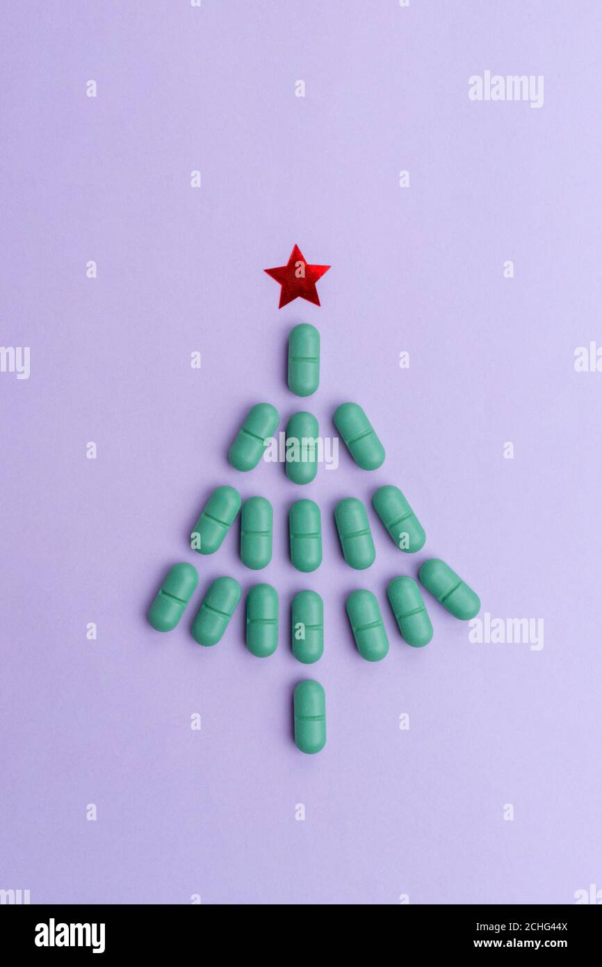 Albero di Natale fatto di pillole per Natale, sfondo concettuale sul tema  di Capodanno per la medicina e la farmacia con spazio copia gratuito per la  vista dall'alto del testo Foto stock -