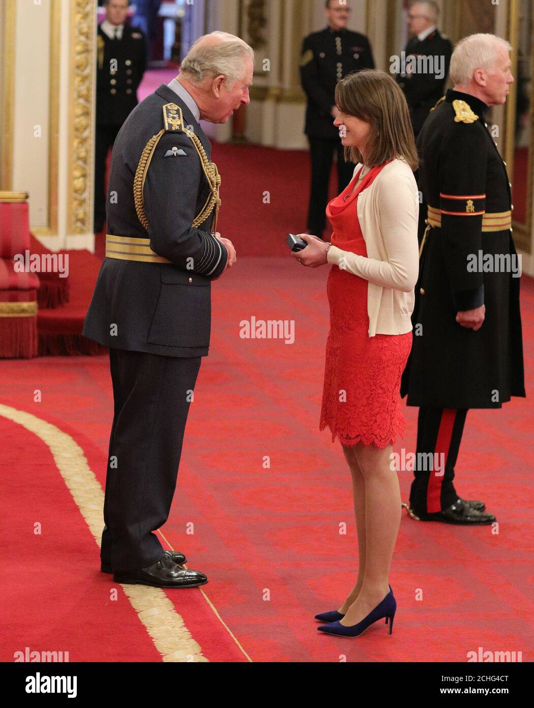 Lucy Foster riceve la medaglia di gallantry della regina conferita al suo defunto marito, Andrew Foster, dal Principe del Galles a Buckingham Palace. Foto Stock