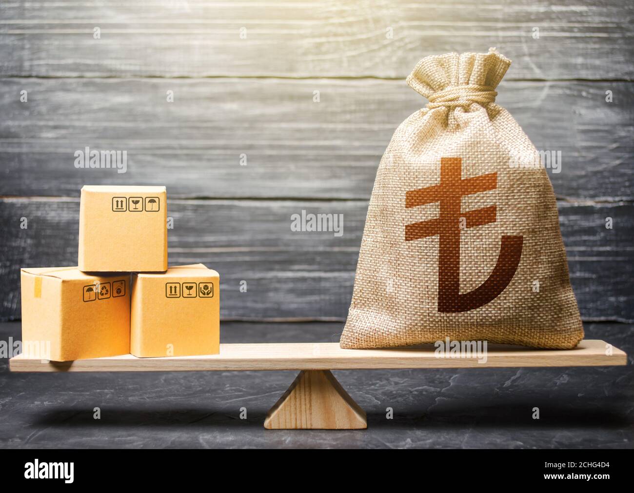 Borsa e scatole di lira turche. Equilibrio commerciale, acquisto e vendita di beni. Importazione ed esportazione, trattenuta dei dazi doganali. Contratti commerciali, autobus Foto Stock