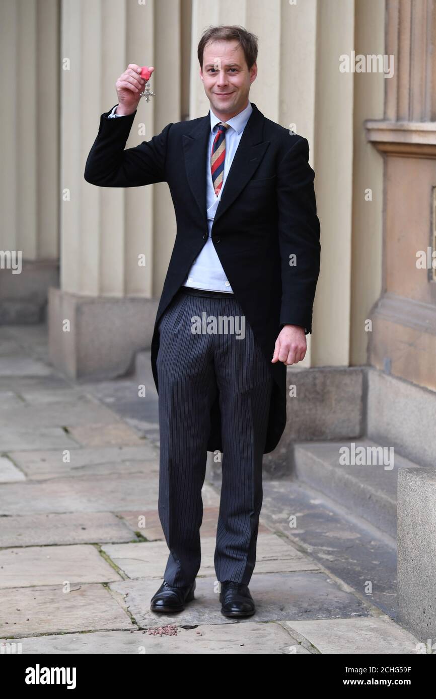 Jockey Guy Disney con il suo MBE dopo una cerimonia di investitura a Buckingham Palace, Londra. Foto Stock