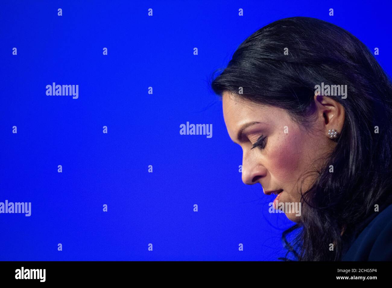 Il segretario all'interno Priti Patel ha tenuto un discorso durante il vertice congiunto del Consiglio dei capi di polizia nazionali e dell'Associazione dei commissari di polizia e del crimine, presso il Queen Elizabeth II Conference Centre, a Londra. Foto PA. Data immagine: Mercoledì 26 febbraio 2020. Il credito fotografico dovrebbe essere: Dominic Lipinski/PA Wire Foto Stock