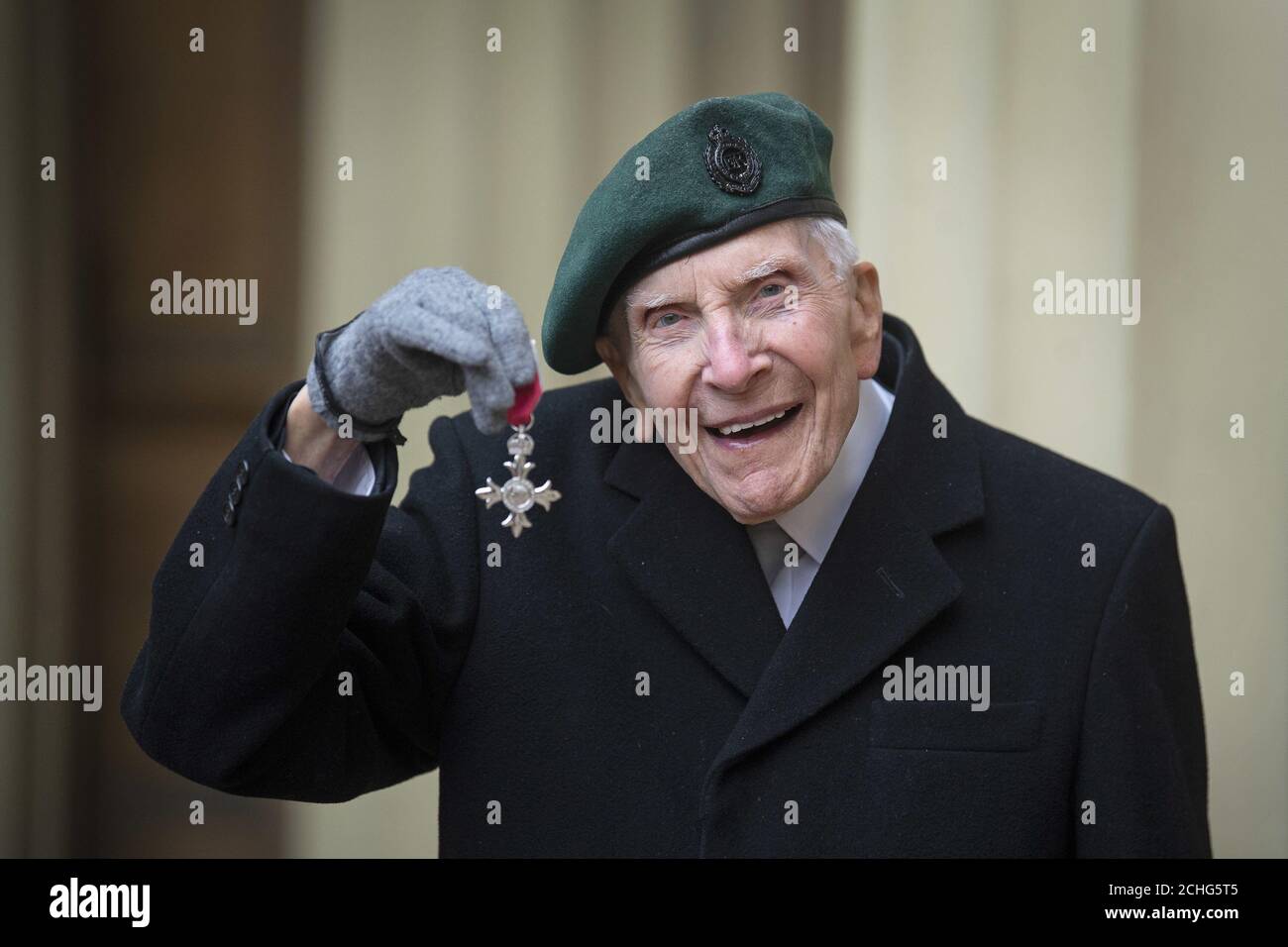 Il veterano del D-Day Harry Billinge con il suo MBE per la raccolta di fondi di beneficenza, dopo che ha alzato le migliaia delle libbre per un memoriale nazionale per onorare il personale di servizio ucciso in Normandia, dopo una cerimonia di investitura a Buckingham Palace, Londra. Foto PA. Data immagine: Martedì 3 marzo 2020. Vedere la storia di PA INVESTITURA REALE. Il credito fotografico dovrebbe essere: Victoria Jones/PA Wire Foto Stock