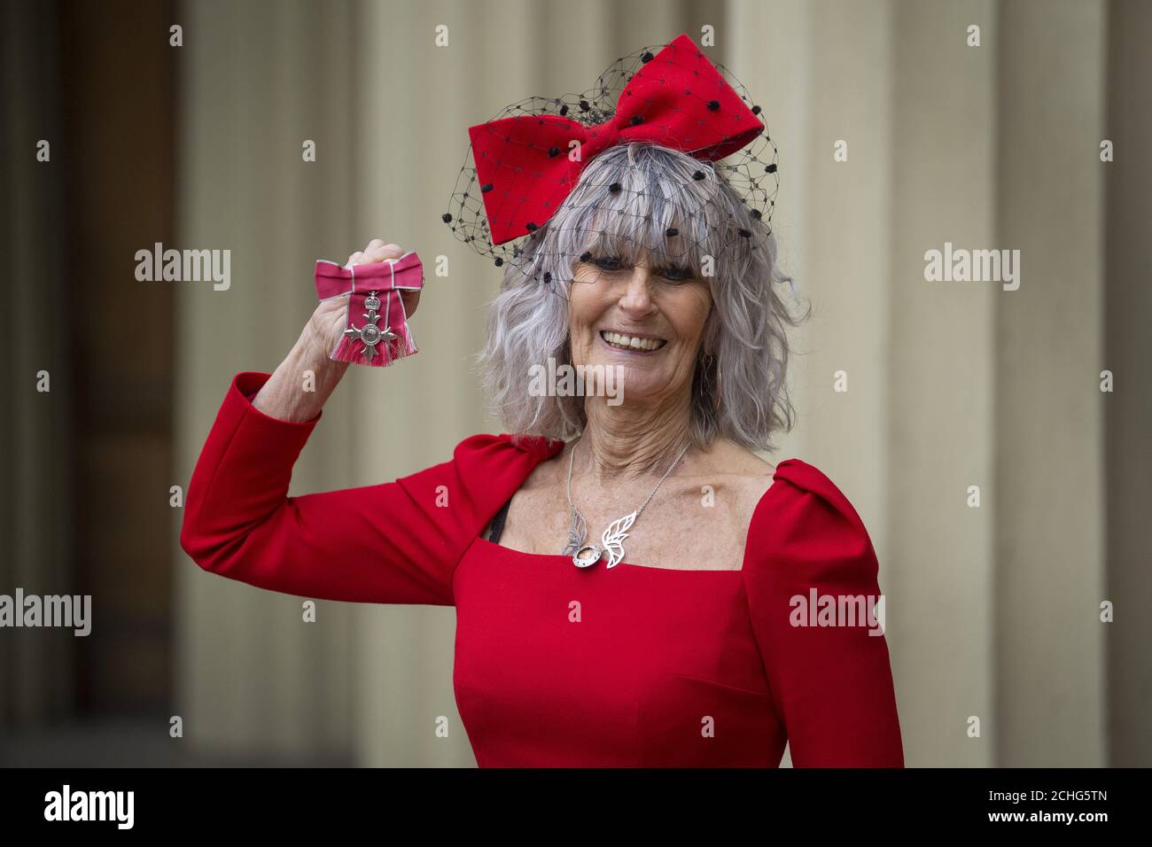 Promuovere l'accompagnatore Andrea Hider con il suo MBE per i servizi ai bambini e ai giovani dopo una cerimonia di investitura a Buckingham Palace, Londra. Foto Stock