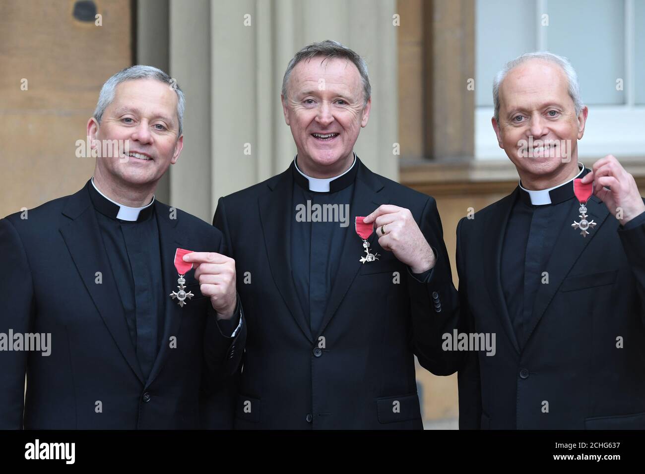 (Da sinistra a destra) il reverendo Martin o'Hagan, il reverendo David Delargy e il reverendo Eugene o'Hagan con le loro MBE, dopo una cerimonia di investitura a Buckingham Palace, Londra. Foto Stock