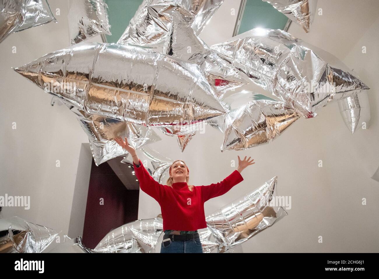 Un assistente alla galleria Tate Modern interagisce con l'installazione di "Silver Clouds", in una rassegna stampa della nuova importante mostra Andy Warhol a Tate Modern, Londra, che presenta classici pezzi di pop art e opere mai mostrate prima nel Regno Unito. Foto PA. Data immagine: Martedì 10 marzo 2020. Il credito fotografico dovrebbe essere: Dominic Lipinski/PA Wire Foto Stock