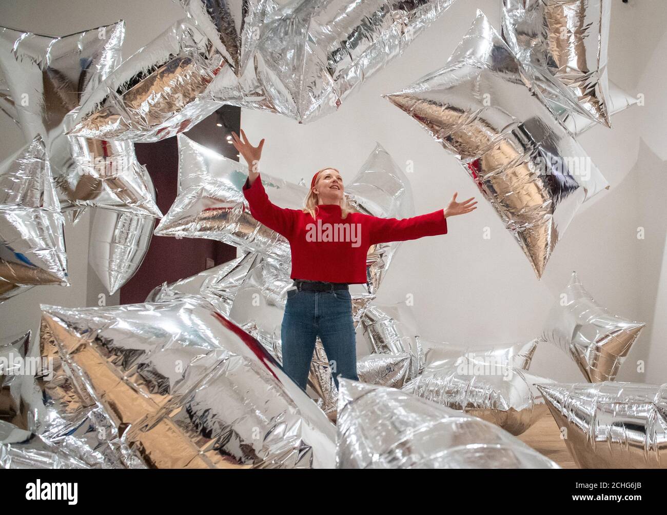 Un assistente alla galleria Tate Modern interagisce con l'installazione di "Silver Clouds", in una rassegna stampa della nuova importante mostra Andy Warhol a Tate Modern, Londra, che presenta classici pezzi di pop art e opere mai mostrate prima nel Regno Unito. Foto PA. Data immagine: Martedì 10 marzo 2020. Il credito fotografico dovrebbe essere: Dominic Lipinski/PA Wire Foto Stock