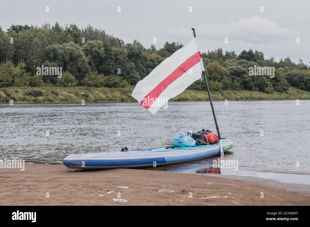 Paddleboard sulla banca, rafting in onore della Bielorussia libera, Foto Stock