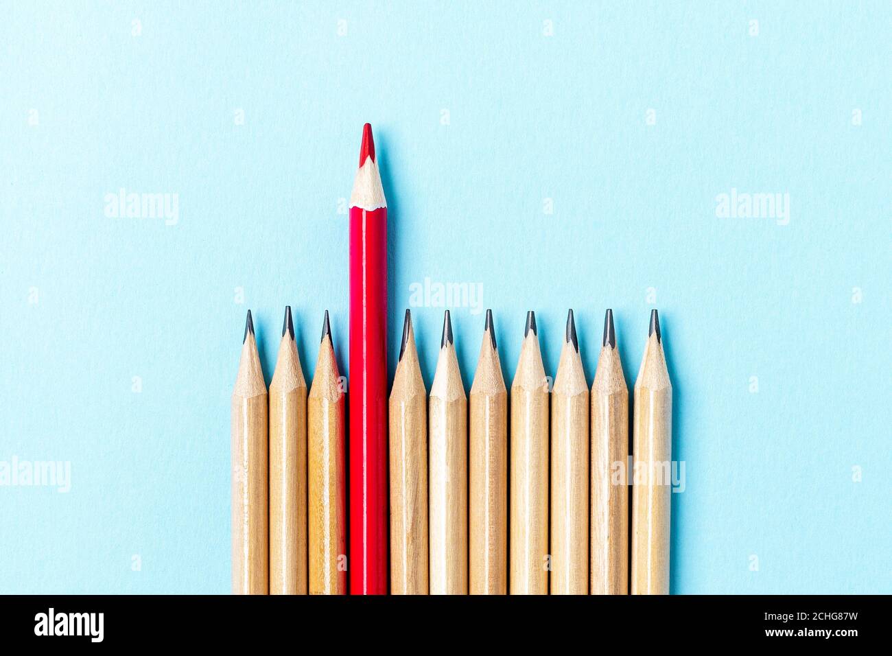 Una matita rossa che si erge fuori dalla serie di matite colorate. Su  sfondo blu. Segno simbolo idea concetto di leadership, divergente,  diversità. Sta Foto stock - Alamy