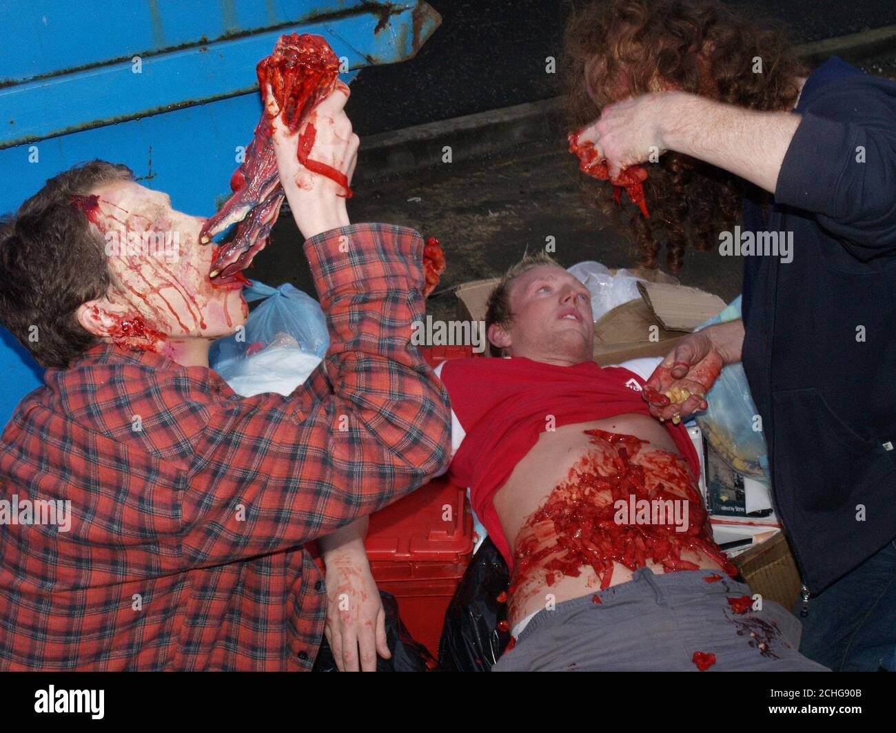 Una ripresa pubblicitaria non datata di attori sul set del film zombie "Battaglia delle ossa" a Belfast. Foto Stock