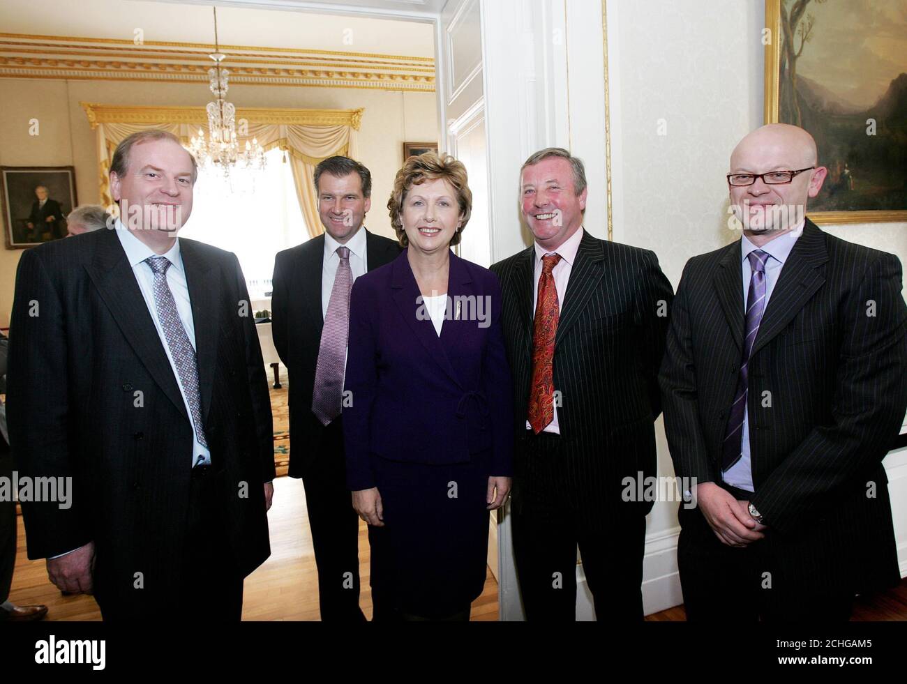 Presidente d'Irlanda, Mary McAleese, raffigurata con, da sinistra a destra, Jim Flanagan redattore di Sunday Life, Noel Doran redattore di Irish News, Deric Henderson Irlanda redattore dell'Associazione Stampa e Darwin Templeton redattore della lettera di Notizie. Foto Stock