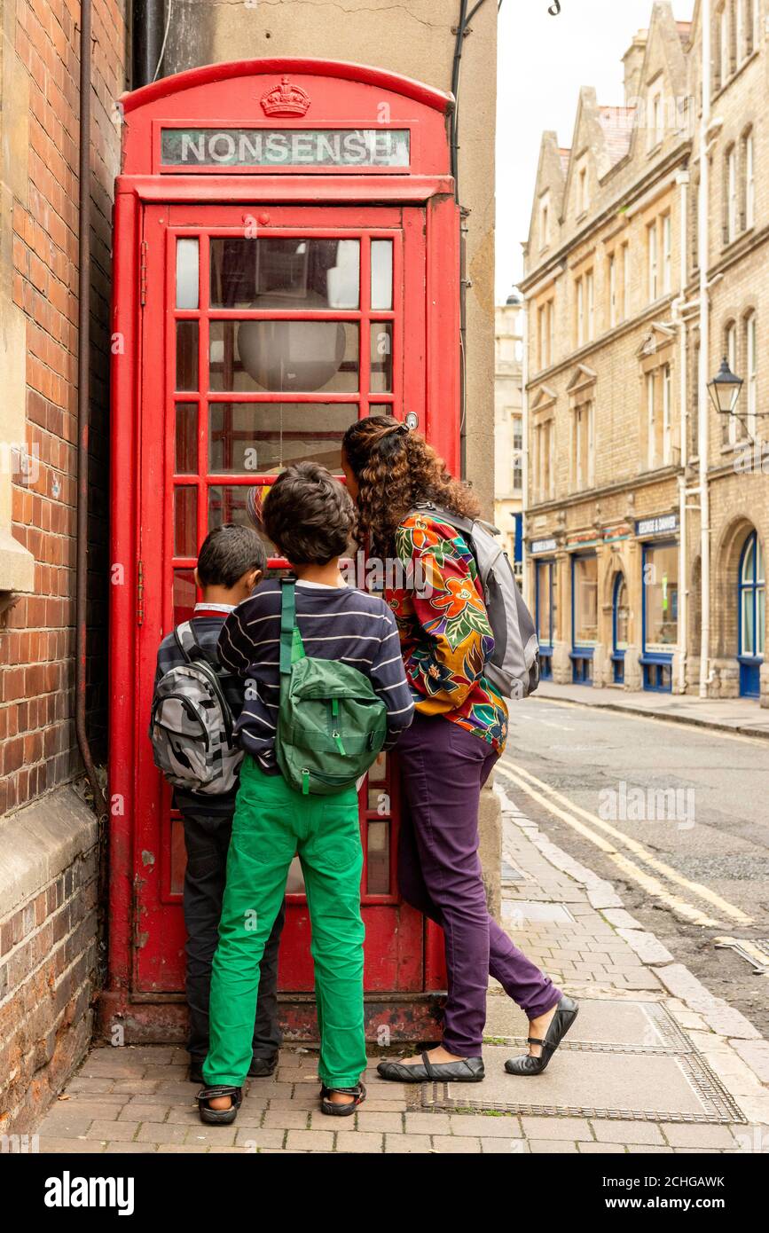 Tre bambini di età K6 di grado II sono elencati in rosso box telefonico convertito in installazione artistica in Pembroke Street Oxford Oxfordshire Regno Unito Foto Stock