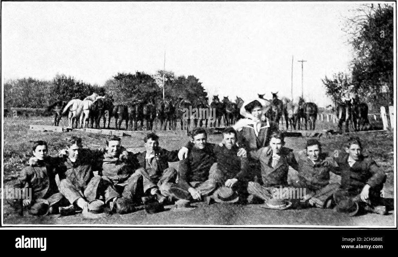 . La comunità civica . dovrebbe essere dura e senza buchi o rovi in esso. E i lati della strada dovrebbero essere ben tenuti in su, - recinzioni in buona riparazione, siepi rifilati, erbacce tagliate e fossi puliti fuori. Aiuterà a studiare tutte le strade che vedete tofind fuori esattamente che punti vanno a fare su strada agood e quanto questi farebbero ogni contone una buona strada segnano la carta. Poiché così i manyFarmers hanno automobili, le buone strade sono di interesse evengreen. Ma nessuno che vive nel paese può aiutare a prendersi cura molto che le strade gridino. 2l6 CIVICI DELLA COMUNITÀ se i ragazzi e le ragazze del paese ottengono un ide Foto Stock