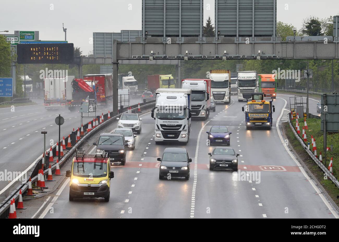 Una prospettiva di aumento del traffico sulla M25 a Dartford, mentre il Regno Unito continua a bloccare per contribuire a frenare la diffusione del coronavirus. Foto Stock