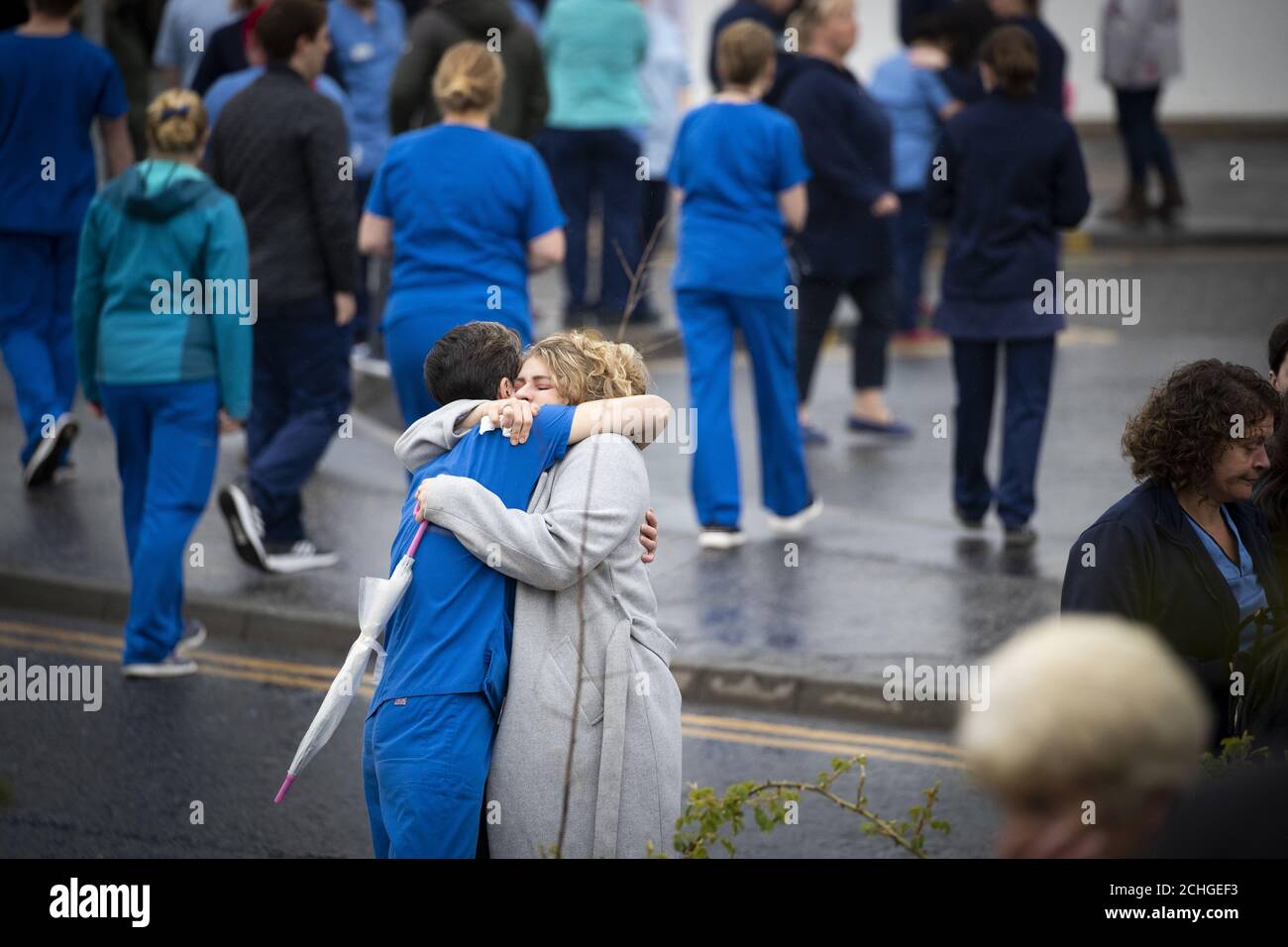 Il personale dell'NHS si consolò e si consolò a vicenda dopo che il corteo funebre dell'operaio dell'NHS Jane Murphy passò il reparto di emergenza e incidente all'Infirmary reale di Edimburgo, Edimburgo. Foto Stock