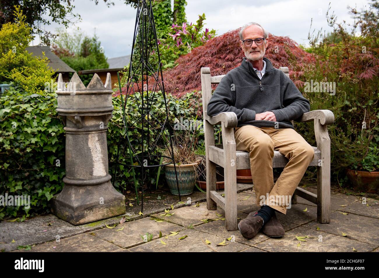 Relazionate il consigliere Peter Saddington nel suo giardino a Belper, Derbyshire. Il consulente di rapporto ha sollecitato le coppie che lottano con il bloccaggio per spendere il tempo a parte per evitare di vivere in un 'fornello di pressione '. Foto Stock