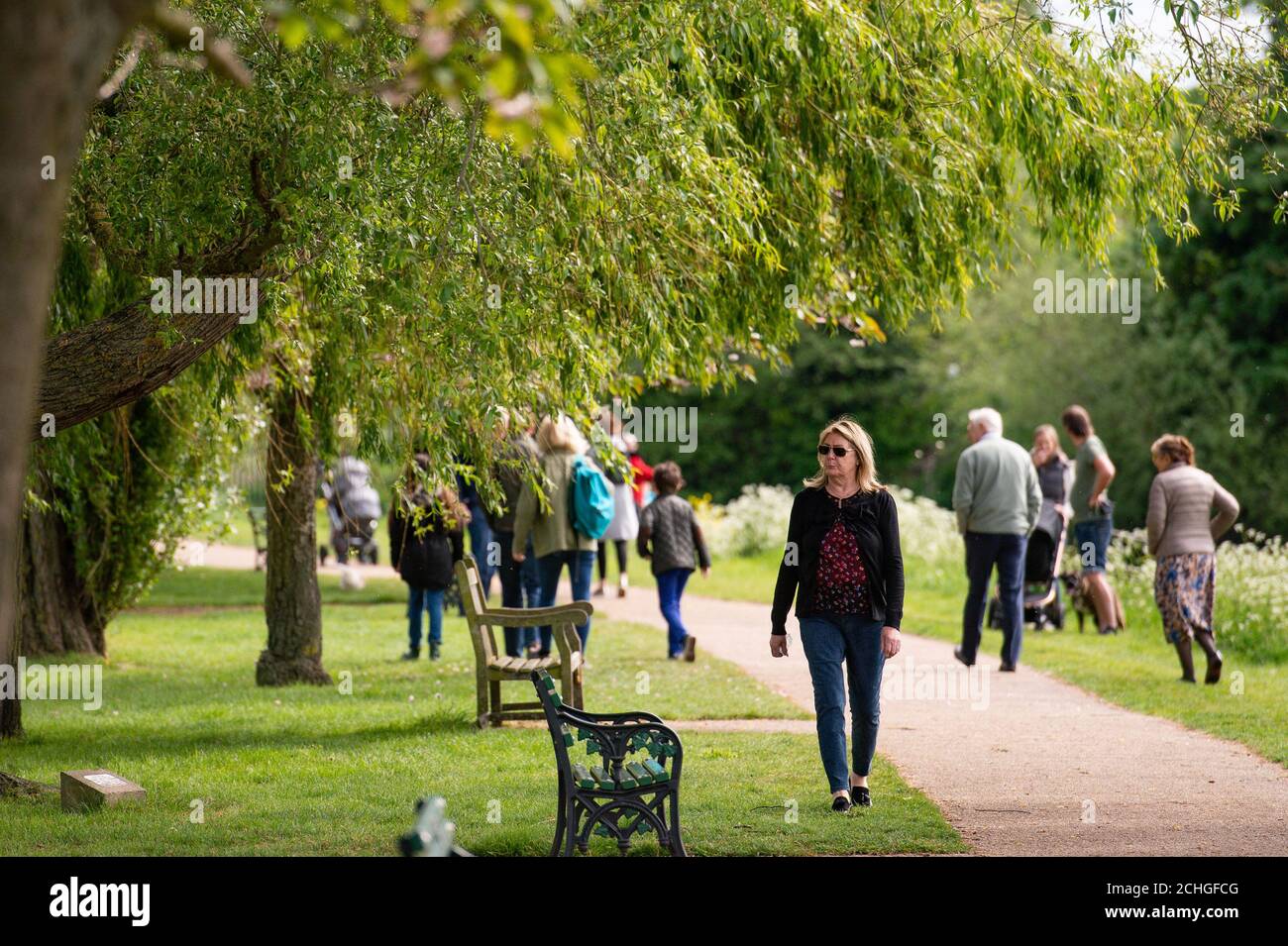 La gente si esercita nel St Nicholas' Park, Warwick, mentre il Regno Unito continua a bloccare per contribuire a frenare la diffusione del coronavirus. Foto Stock