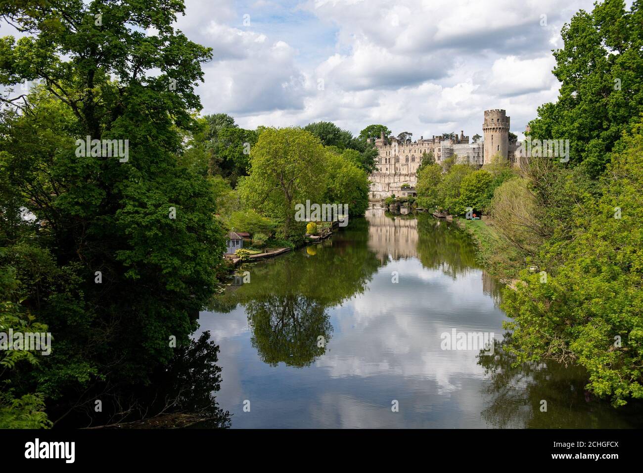 Warwick Castle sul fiume Avon, Warwick come la maggior parte delle città vede meno visitatori, mentre il Regno Unito continua a fare il lock-down per contribuire a frenare la diffusione del coronavirus. Foto Stock