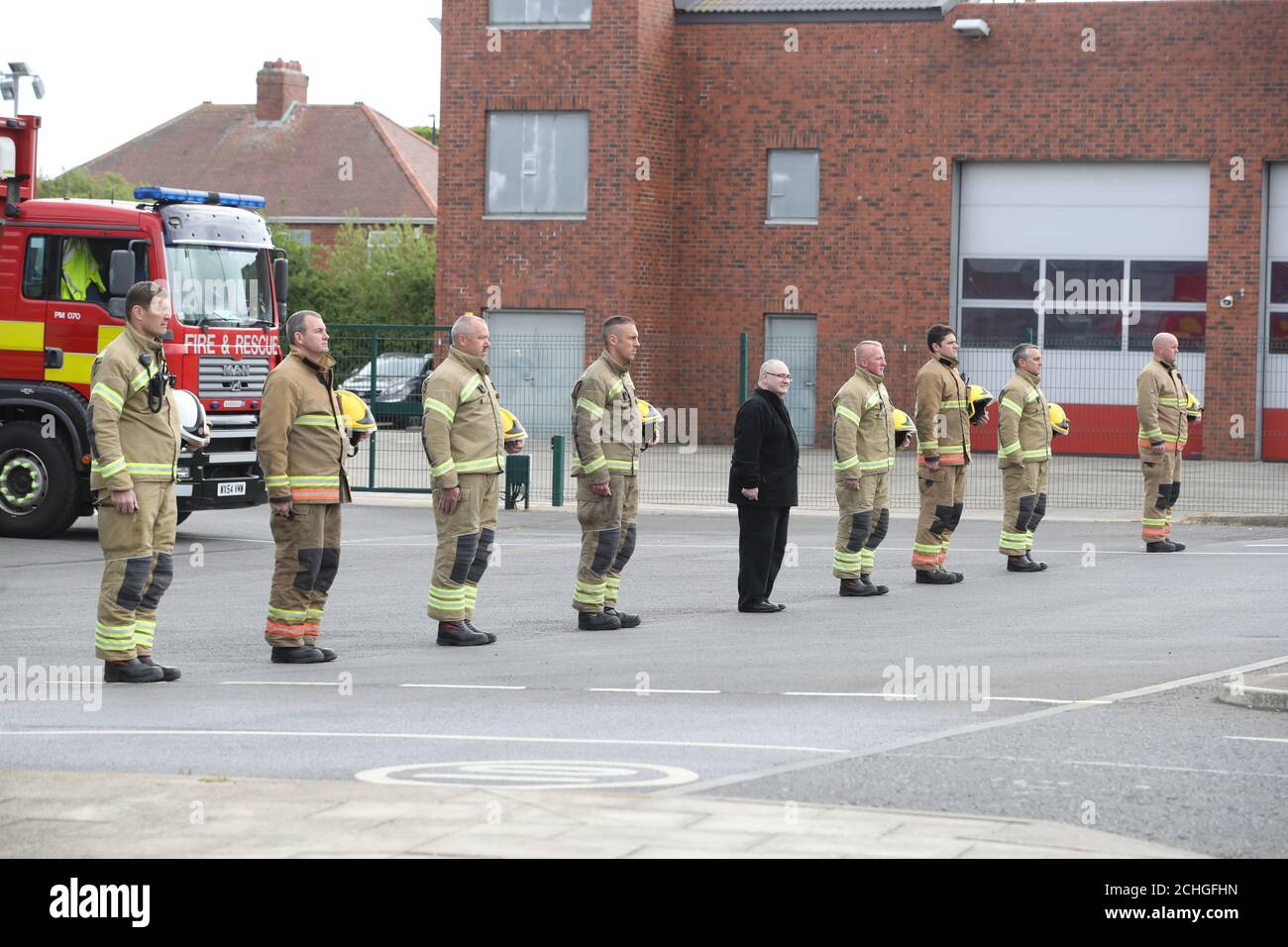 I vigili del fuoco osservano un minuto di silenzio al di fuori della Tynemouth Community Fire Station, durante il Firefighters Memorial Day, in memoria dei loro colleghi che hanno perso la vita nella linea di servizio in tutto il Regno Unito e in tutto il mondo. Foto Stock