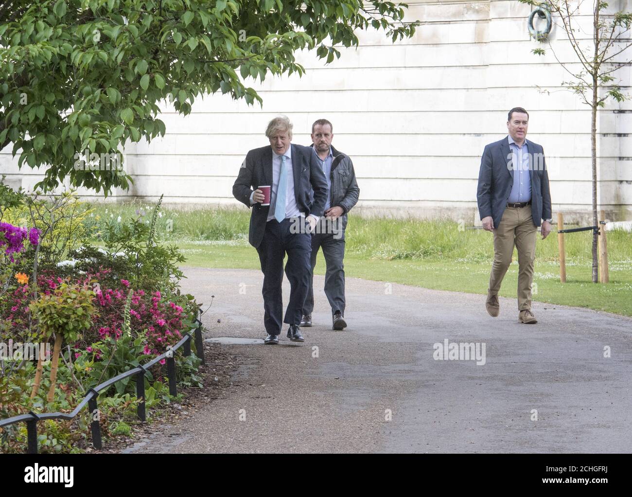 Il primo ministro Boris Johnson fa una passeggiata mattutina a St James' Park a Londra prima di tornare a Downing Street, mentre il Regno Unito entra in una settima settimana di blocco per aiutare a fermare la diffusione del coronavirus. Foto Stock