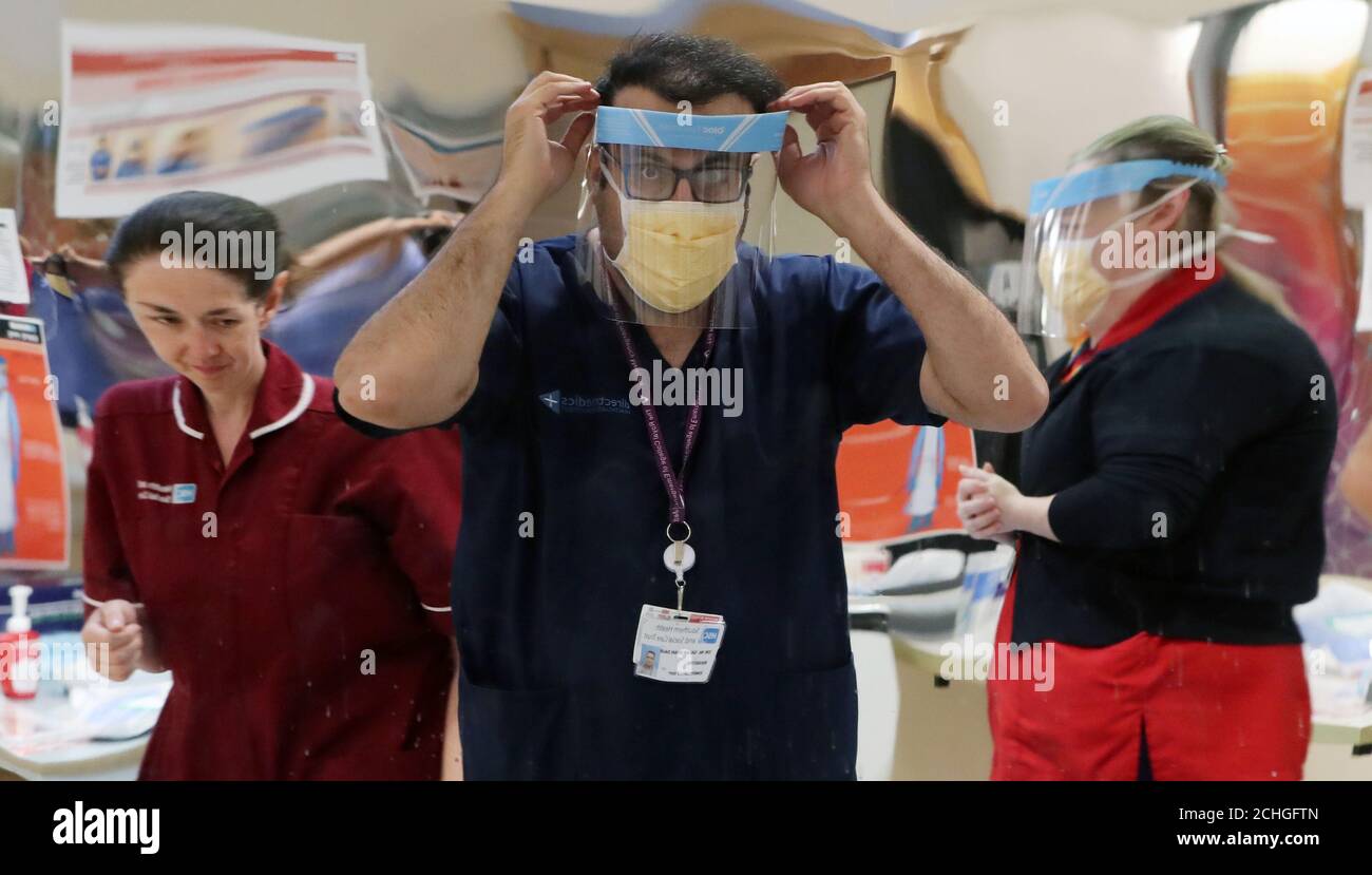 Personale medico don PPE presso il Craigavon Area Hospital di Co Armagh, Irlanda del Nord. Foto Stock