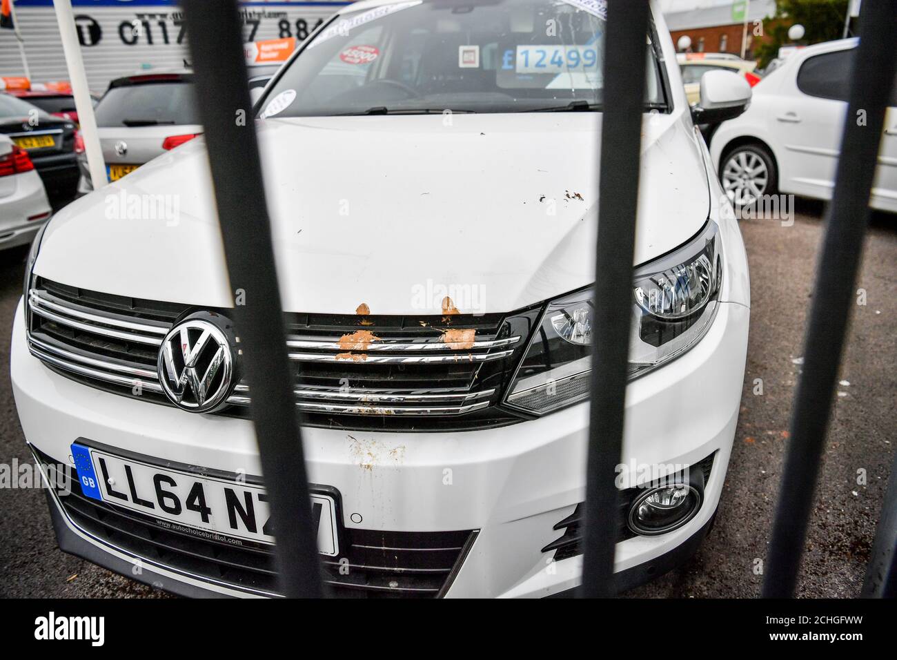 Le automobili usate su un piazzale di garage a Bristol sedersi inlavati dietro i cancelli bloccati come il mercato dell'automobile ha sofferto la relativa 'prestazione peggiore nella memoria vivente 'con una caduta del 97% per le vendite di nuova automobile in aprile dovuto la pandemia del coronavirus. I dati pubblicati dalla Società dei costruttori e dei commercianti di motori (SMMT) mostrano che solo 4,321 nuove vetture sono state registrate in aprile. Foto Stock