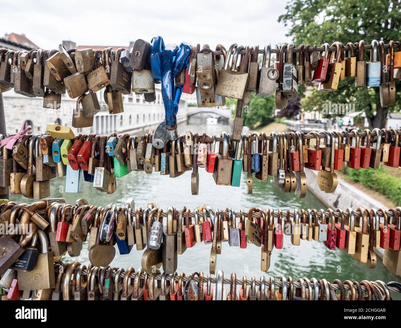 Serrature d'amore. Primo piano di lucchetti appesi al ponte dei macellai o Mesarski più sopra Ljubljanica. Capitale della Slovenia. Concetto di giorno di San Valentino. Foto Stock