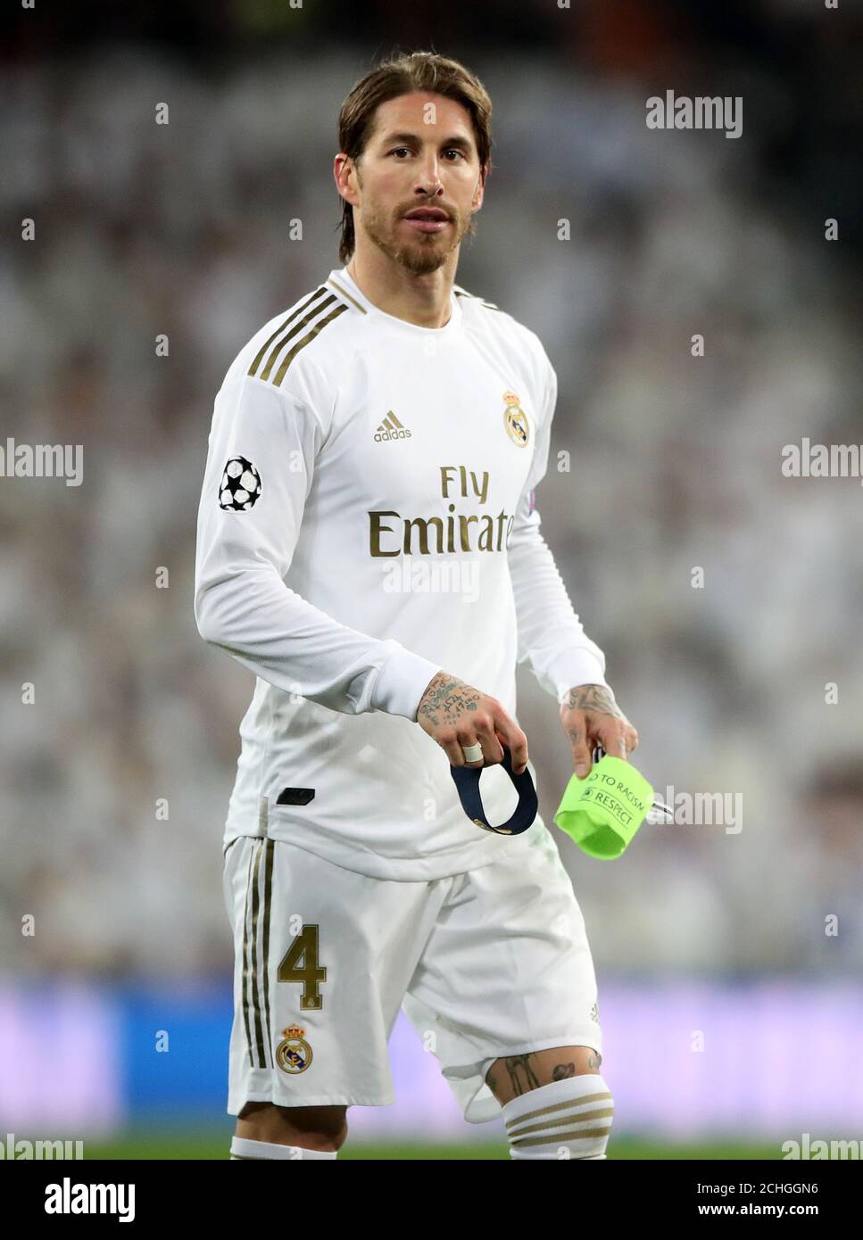 Sergio Ramos del Real Madrid mostra il suo rifiuto dopo che ha mandato  fuori e consegna la fascia da braccio del suo capitano al compagno di  squadra durante il turno della UEFA